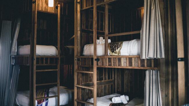 Image de la chambre d'hôtel montrant un lit